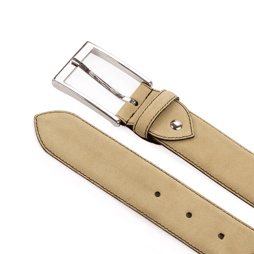 Zandkleurig suède riem met zilverkleurige gesp.