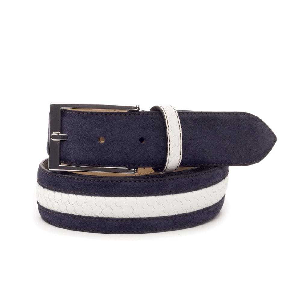 Donkerblauw suède riem met witte baan. Zilveren rechthoekige gesp.