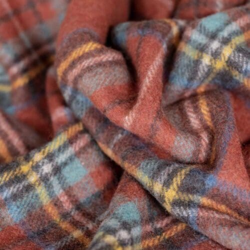 Detail van warm oranje stewart tartan wollen deken