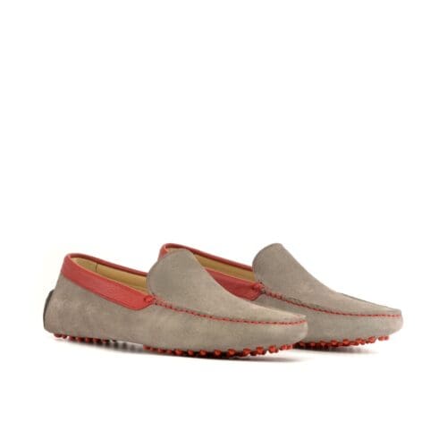 driver in grijs suede met rode noppen