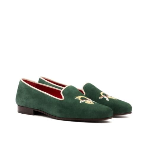 Groen suède slippers met een borduursel op de neus