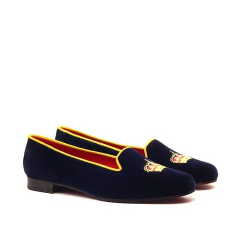 Donkerblauw fluwelen slippers met kroontje erop geborduurd