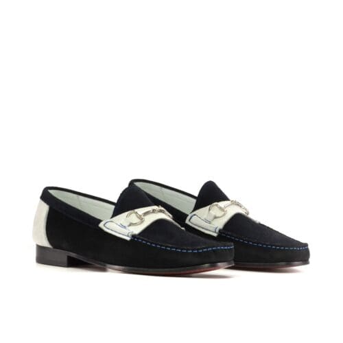 Donkerblauw en wit suede moccasin met een bitje als decoratie.