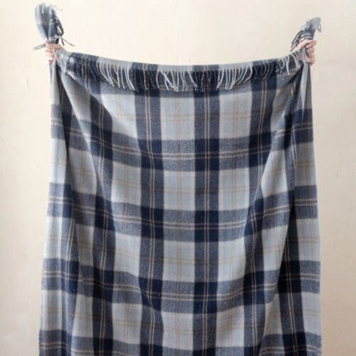 Iemand die de Bannockbane tartan deken hoog houdt