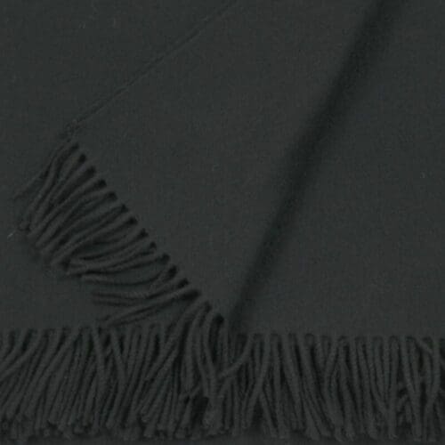 Detail van onze lamswollen merino zwarte omslagdoek