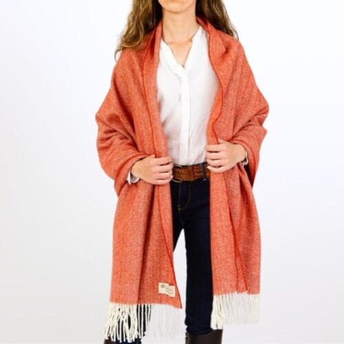 Model met donker oranje wollen omslagdoek