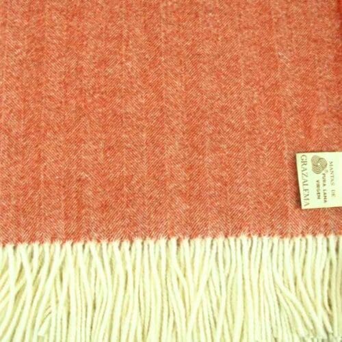 Detail van de visgraat en franjes van de oranje stola