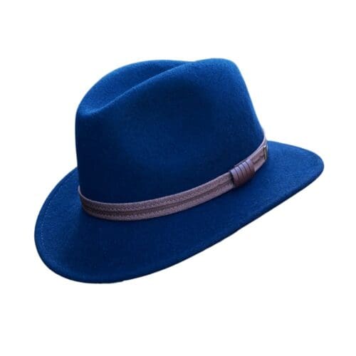 Donkerblauwe wolvilt fedora hoed met bruin stoffen band.