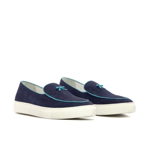 Blauw linnen met groen nappa leer voor deze Belgische sneakers.