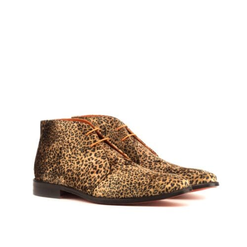 Chukka boots in luipaard velours.