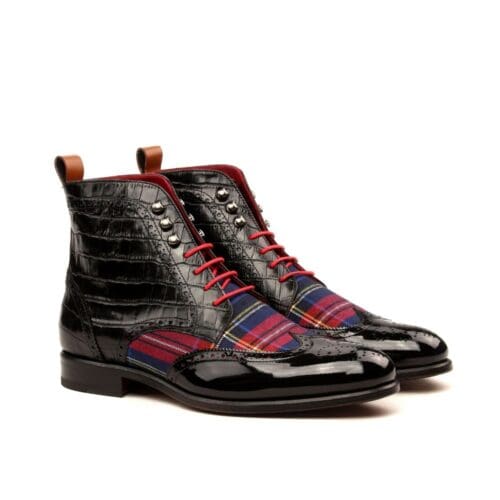 Lakleer met tartan enkellaarsjes