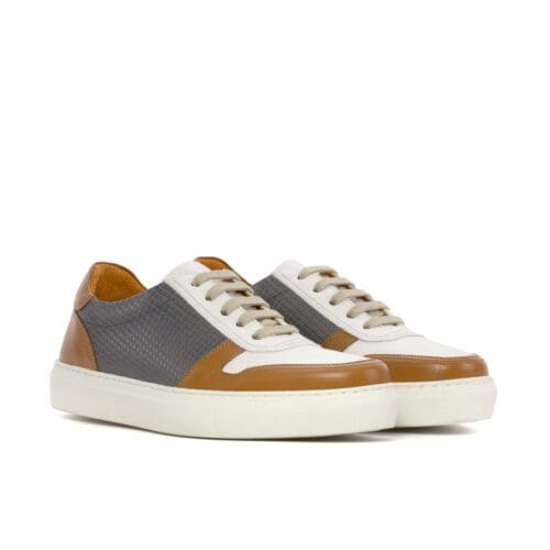 Grijs reliëf kalfsleer met wit en cognac sneakers