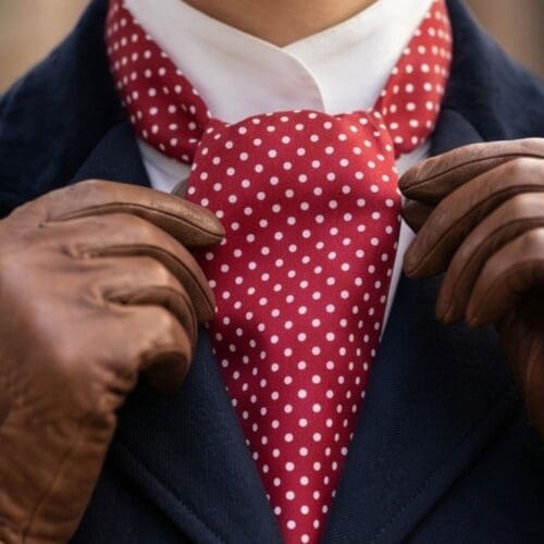 Detail stof rode plastron met witte polkadot