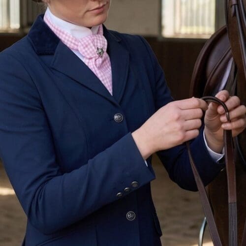 Amazone met blauw jasje en plastron met rose Vichy ruitje