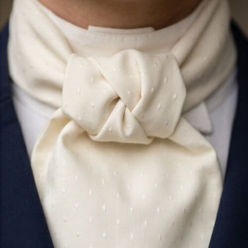 Detail van de creme stof van een plastron