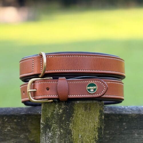 Zacht gevoerde leren halsband in cognac gekleurd leer